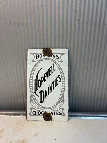 Vintage Hopewell Dainties Chocolates reclamebord – emaille