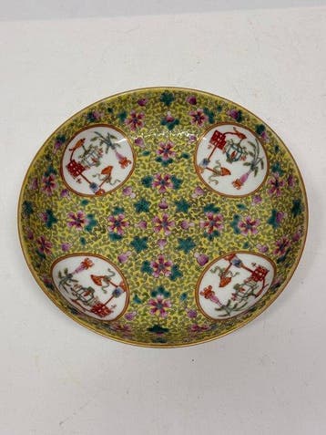Porseleinen bord in Famille Rose met gele achtergrond - Merk, Antiek en Kunst