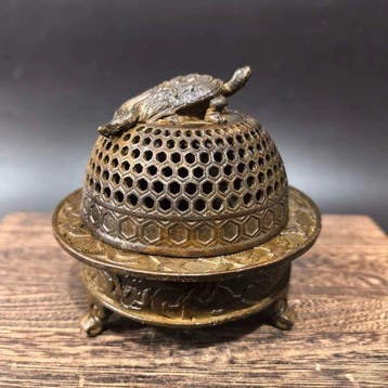 Decoratief ornament - Japan - Bronzen honingraatwierookvat