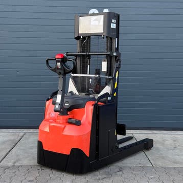 Toyota SWE120XR Stapelaar met uitschuifmast (reach) 4,15M HH, Zakelijke goederen, Machines en Bouw | Heftrucks en Intern transport