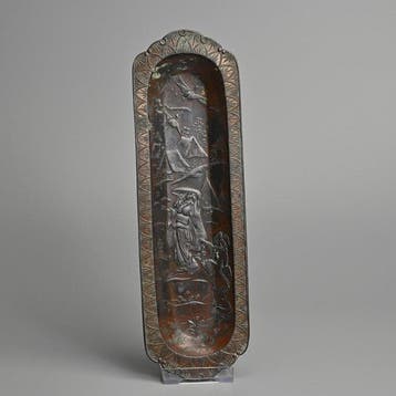 Schotel - Japanse messing dienblad met reliëfdecoratie van