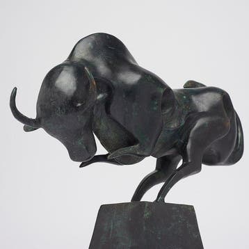 sculptuur, Bronze Sculpture of a Striking Bull - with base -