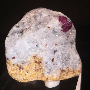 84 g robijn op marmer – Diep duivenbloedrood – Badakhshan -