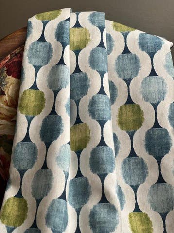 Dubbele breedte, bedrukt ikat-stof in groen en blauw. -