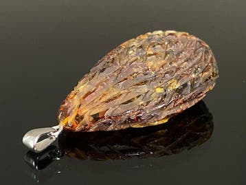 Uniek handgesneden amberhanger Ancient Leaf Relic -