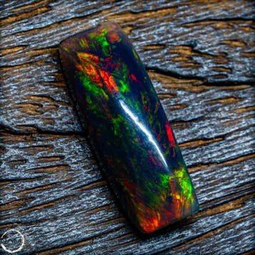Edelster Black Opal in fel regenboogkleuren – Een vuurwerk