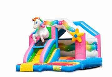 Unicorn springkussen met glijbaan huren – €95 p/dag, Zo goed als nieuw