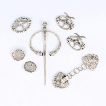 o.a. B. Dulleman, Meppel ca. 1780 - Knopen, Gespen en Fibula