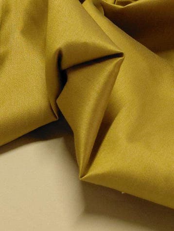 Trama luminosa e mano serica – Lussuoso tessuto d’arredo