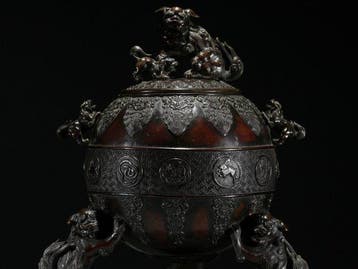 Vaas - Brons, Een grote bronzen koro met karashishi en de, Antiek en Kunst