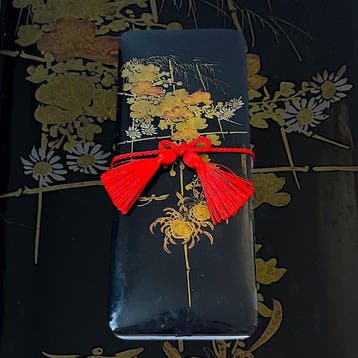 Edo Period Japanese Three-Tiered Lacquer Maki-e Fubako (), Antiek en Kunst