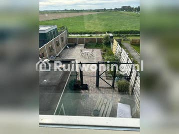 Hoekhuis, met voor en achtertuin, achter zicht op weiland., Drenthe