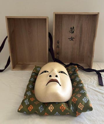 Noh-masker - Waka onna () + tas en doos - Hout - Signed