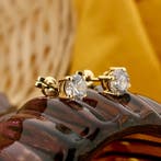 Gouden oorstekers met zirconia (Oorbellen), Sieraden, Tassen en Uiterlijk, Oorbellen, Gebruikt, Overige kleuren, Ophalen of Verzenden