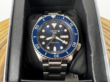 Seiko - cal. Seiko 4R36 - Box + Pappers - Zonder
