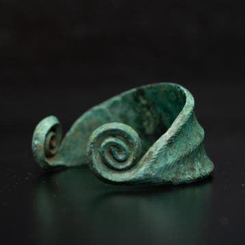 Bronstijd Brons Exquisite Bracelet with two Spiral Terminals