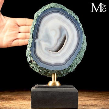 Blauwe agaatgeode plak met concentrische banden en een