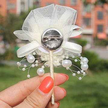 Luxe bruidegomcorsage ivory satijnroos met broche en parels, Ophalen of Verzenden, Nieuw