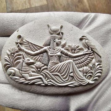 Oud-Egyptische vleugelige Isis met heilige valk – Verheven