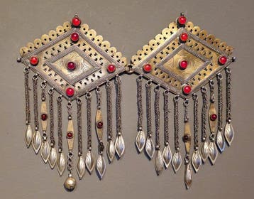 A pair of Turkmen fire gilded silver tunic decorations -, Antiek en Kunst