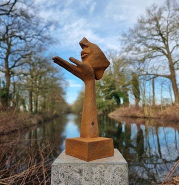 Beeldje - Girl waiving a kiss - IJzer