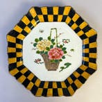 Bord - Japans Katani porseleinen Sierbord met bloemenmand -, Antiek en Kunst
