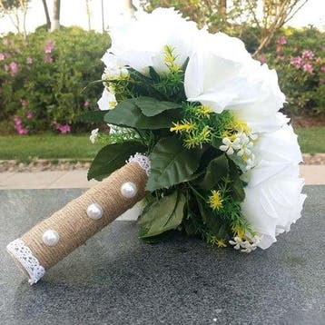 Bruidsboeket zijden grote rozen wit met wat groen en handvat, Ophalen of Verzenden, Nieuw