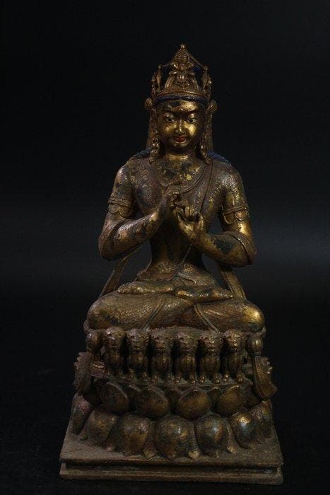 This is a bronze seated statue of Vairocana - Brons - China, Antiek en Kunst, Antiek | Overige Antiek