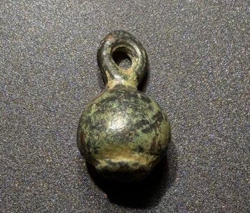 Viking periode Brons Zeldzaam krijgeramulet in de vorm van