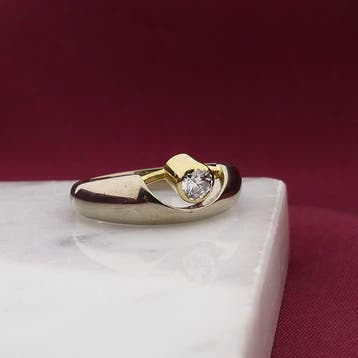 Bicolor gouden solitairring met diamant; 14 karaat; diama..., Sieraden, Tassen en Uiterlijk, Gebruikt, Ophalen of Verzenden, 17 tot 18