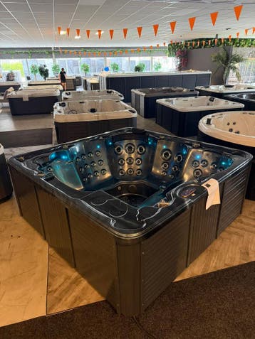 Luxe 5-persoons Spa 4 Zitplaatsen + 1 Ligplaats Bomvol Jets, Ophalen, Zo goed als nieuw, Pomp, Vast