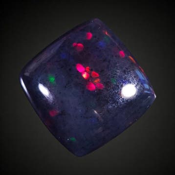24,25 ct grote donkere opaal met verspreide rode vlammen-