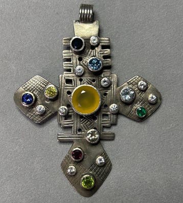 Moderne hanger gemaakt van een groot oud Ethiopisch kruis,