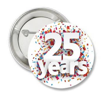 2 Buttons Al 25 Jaar een Gelukkig Paar, Ophalen of Verzenden, Nieuw, Versiering, Overige