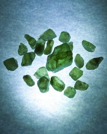 Noorse peridoot Ruwe snijsteen 105 ct - Hoogte: 1 cm -