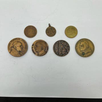 Een lot bestaande uit 7 pauselijke medailles - Sint Johannes
