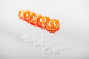 Prachtige set van 5 oranjekleurige kristallen roemer glazen,