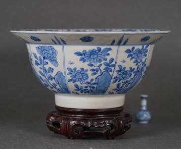 Qing Dynasty (1644-1912) - Kom - Peonies, Lotus and
