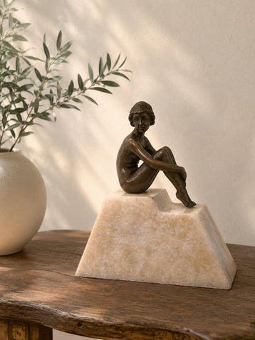 sculptuur, Elegante Jonge Dame op Albast Sokkel – Bronzen, Antiek en Kunst