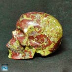 Met de hand gebeeldhouwde menselijke schedel op Dragon Blood