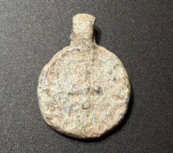 Middeleeuwen, kruisvaardersperiode Lood Ronde hanger met, Antiek en Kunst