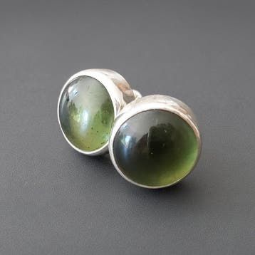 MOLDAVITE. Oorbellen van zilver 925. Ambachtelijke
