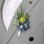 Luxe corsage craspedia groen met blauwe bloem op pinclip, Ophalen of Verzenden, Nieuw