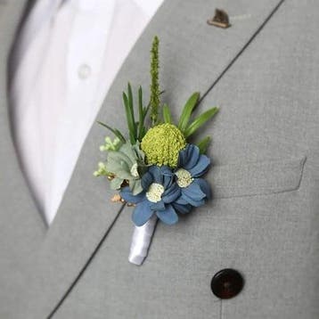 Luxe corsage craspedia groen met blauwe bloem op pinclip, Ophalen of Verzenden, Nieuw