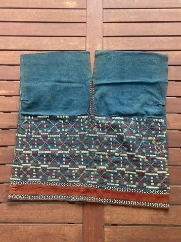 Traditionele tuniek voor Karen-vrouwen in indigo-katoen en
