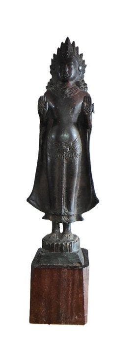 Vrouwelijke godheid in Khmer-stijl uit gepatineerd brons,