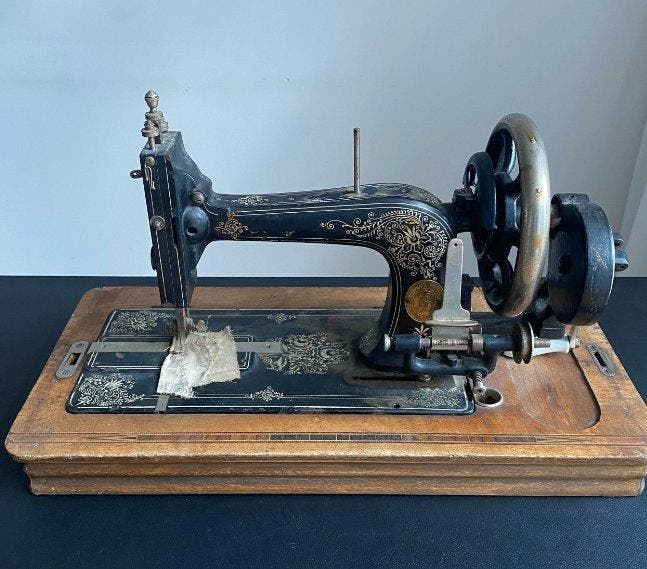 Bergmann & Hüttemeier Naaimachine - IJzer, Antiek en Kunst, Kunst | Designobjecten