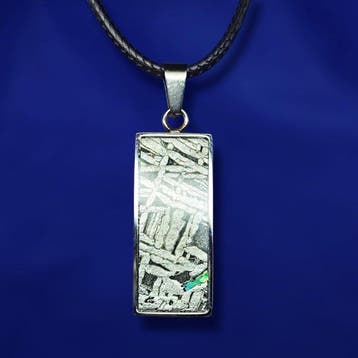 Hanger met ijzeren meteoriet- en abalone-inleg. Roestvrij