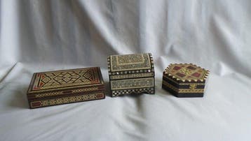 Decoratief ornament (3) - 3 Dozen Oosterse Coffrets -
