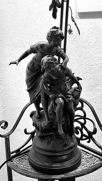 afteAuguste Moreau - Tafellamp met beeldje - Gietijzer